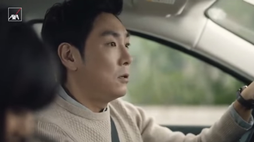 "얘 언제 이렇게 컸지?" 자녀의 폭풍 성장에 놀라는 조진웅 배우의 연기가 일품인 보험 광고. /사진=악사 다이렉트