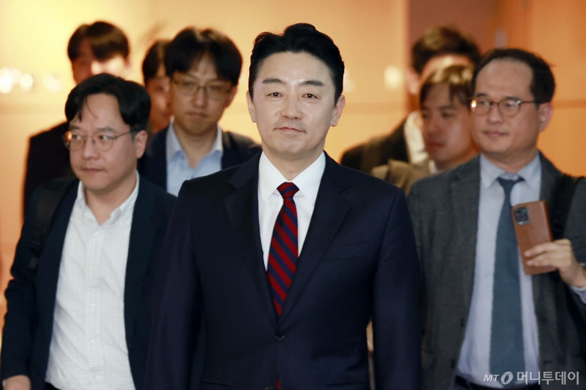 [인천공항=뉴시스] 최동준 기자 = 전략경제협력특사로 임명된 강훈식 대통령 비서실장이 13일 인천국제공항을 통해 아랍에미리트(UAE)로 출국하고 있다. 2025.11.13. photocdj@newsis.com /사진=최동준