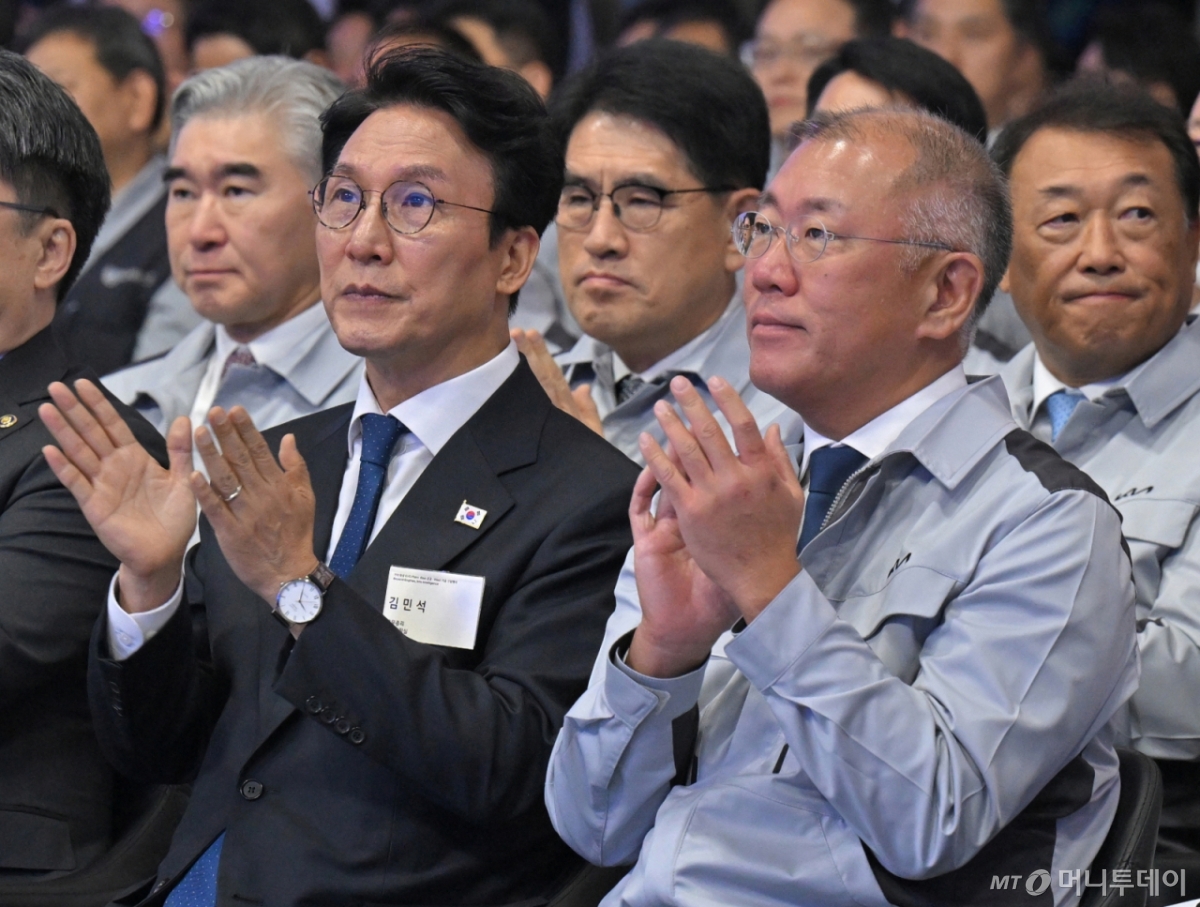 (화성=뉴스1) 청사사진기자단 = 김민석 국무총리와 정의선 현대차그룹 회장이 14일 오전 경기도 화성에서 열린 기아 화성 EVO 플랜트 East준공식 및 West기공식에서 박수치고 있다.  2025.11.14/뉴스1  Copyright © 뉴스1. All rights reserved. 무단 전재 및 재배포,  AI학습 이용 금지. /사진=(화성=뉴스1) 청사사진기자단