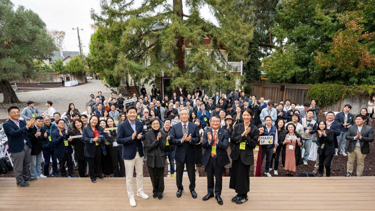아산나눔재단 '마루SF' 개소식 참석자들이 기념사진을 촬영하고 있다. /사진=아산나눔재단 제공