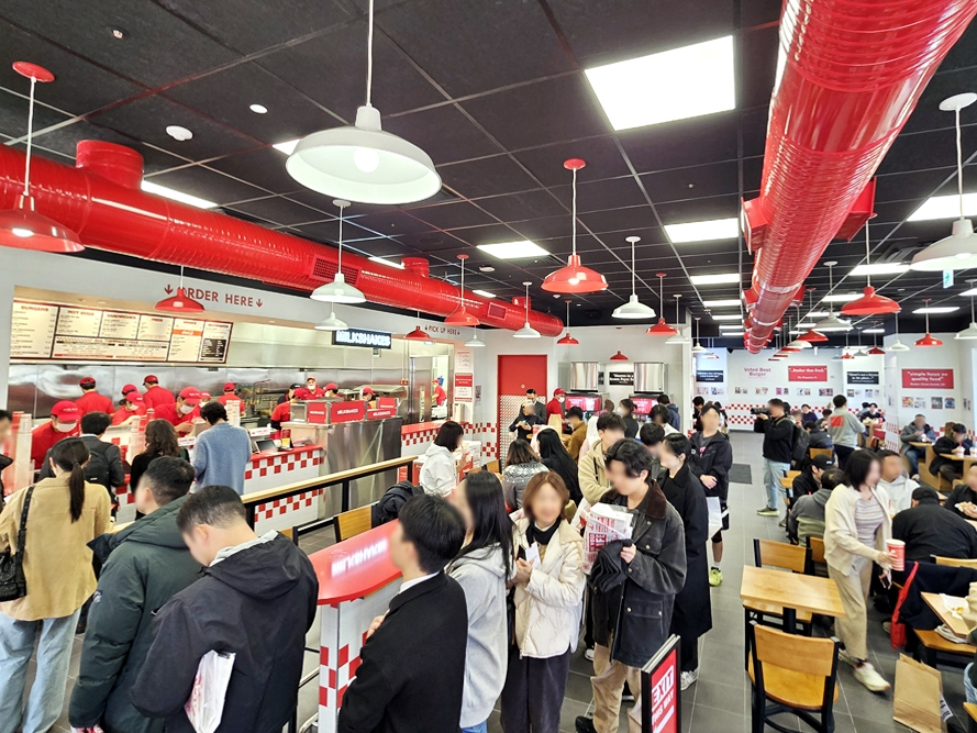 여주 프리미엄 아울렛 파이브가이즈를 방문한 고객들이 제품을 구매하고 있다. /사진제공=신세계사이먼