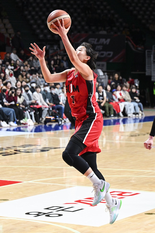 BNK 이원정이 레이업을 시도하고 있다. /사진=WKBL 제공