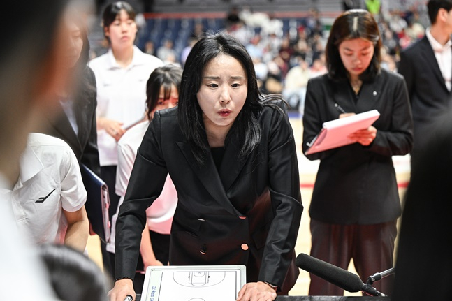 신한은행 최윤아 감독이 작전지시를 하고 있다. /사진=WKBL 제공