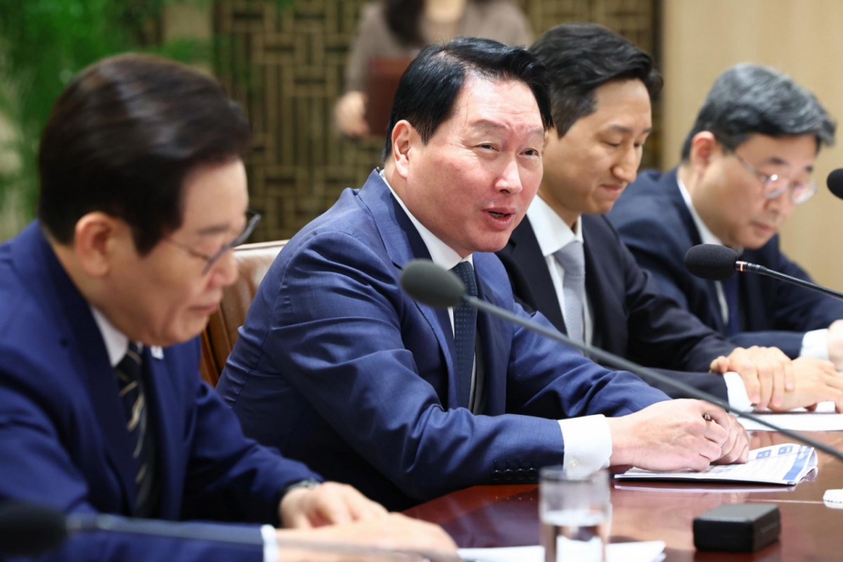 최태원 SK그룹 회장이 16일 서울 용산 대통령실 청사에서 열린 한미 관세협상 후속 민관 합동회의에서 발언하고 있다 /사진=뉴시스