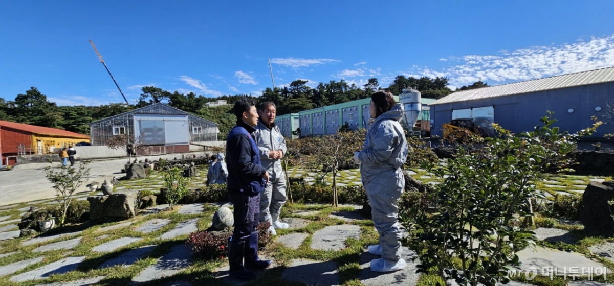 정부가 오는 2030년 돼지열병(CSF) 청정화 추진 로드맵을 발표한 가운데 현장 축산농가의 시설 현대화와 깨끗한 농장 만들기도 속도를 내고 있다. 김정원 농식품부 구제역방역과 사무관(사진 맨 오른쪽)이 이종후 제주도청 방역관리팀장, 유병선 제일양돈영농조합법인 부장과 이야기를 나누고 있다./사진=정혁수