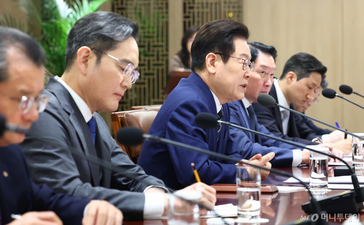 [서울=뉴시스] 고범준 기자 = 이재명 대통령이 16일 서울 용산 대통령실 청사에서 열린 한미 관세협상 후속 민관 합동회의에서 발언하고 있다. (대통령실통신사진기자단) 2025.11.16. bjko@newsis.com /사진=