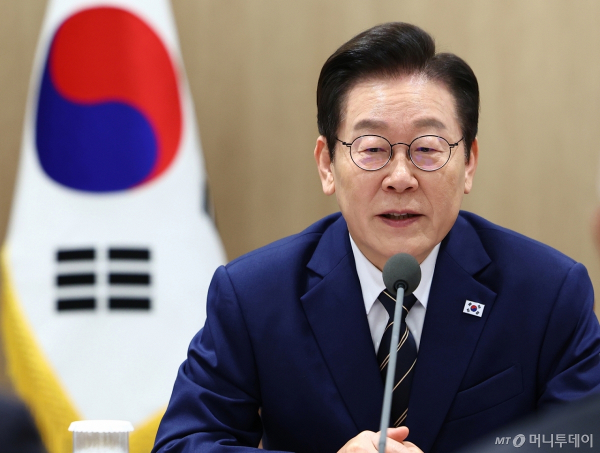 [서울=뉴시스] 고범준 기자 = 이재명 대통령이 16일 서울 용산 대통령실 청사에서 열린 한미 관세협상 후속 민관 합동회의에서 발언하고 있다. (대통령실통신사진기자단) 2025.11.16. bjko@newsis.com /사진=