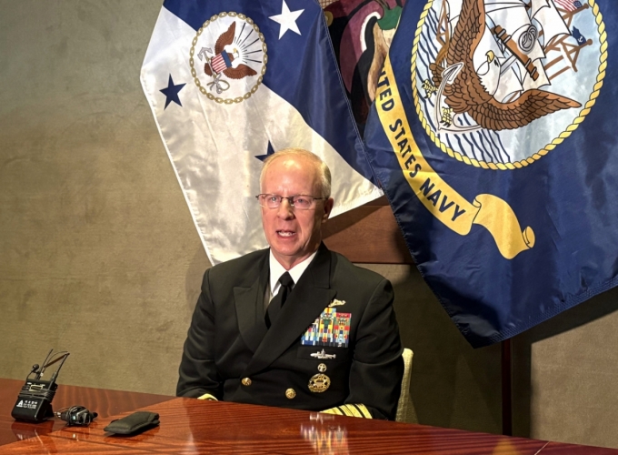 대럴 커들(Daryl Caudle) 미국 해군참모총장(대장)이 지난 14일 오후 서울 용산구 그랜드하얏트에서 내외신 언론과 인터뷰를 진행하는 모습. 커들 총장은 지난 8월25일 취임 이후 첫 해외 순방지로 한국을 선택했다. 그는 한국 방문의 목적 중 하나로 한화오션 등 조선소 방문을 꼽았다. 커들 총장은 "한국이 조선 작업을 어떻게 해내고 있는지 직접 보고 배우고 싶다"며 "이곳에서 사용하는 기술, 인력, 운영 방식은 매우 인상적이며, 이번 방문을 통해 얻은 배움과 시사점을 미국으로 가져가 우리 조선소들과 공유하고자 한다"고 했다. / 사진=김인한 기자