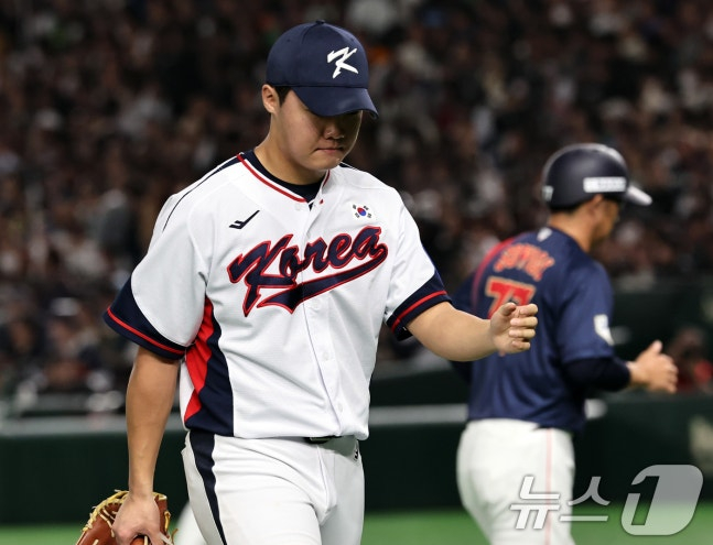 16일 오후 일본 도쿄돔에서 열린 월드베이스볼클래식(WBC) 대비 평가전 '2025 케이 베이스볼 시리즈(K-BASEBALL SERIES)' 일본과의 2차전 경기. 대한민국선발투수 정우주가 2회말 일본 공격 2사 2,3루 위기를 넘긴 뒤 더그아웃으로 향하고 있다.  /사진=뉴스1