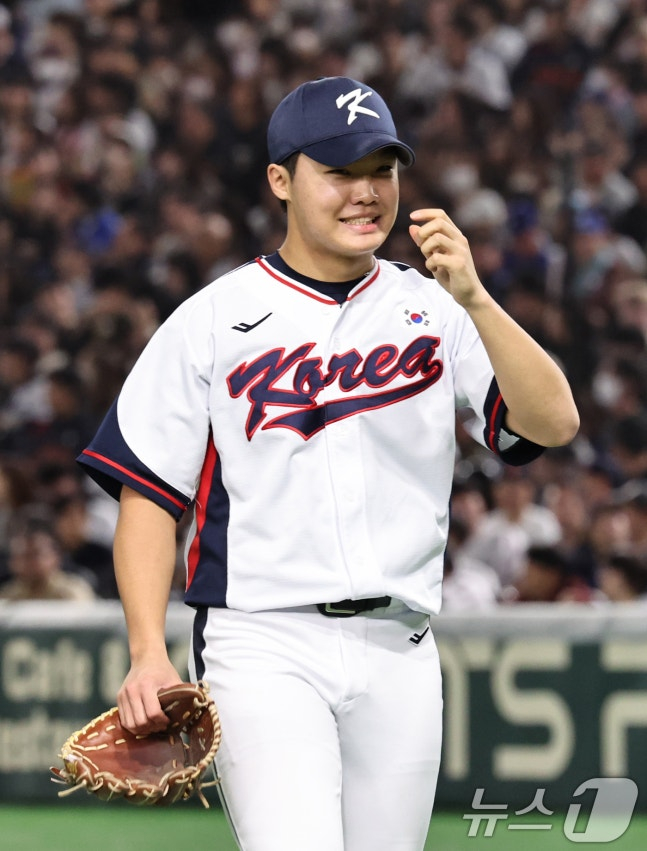 16일 오후 일본 도쿄돔에서 열린 월드베이스볼클래식(WBC) 대비 평가전 '2025 케이 베이스볼 시리즈(K-BASEBALL SERIES)' 일본과의 2차전 경기. 대한민국 선발투수 정우주가 1회 이닝을 삼자범퇴로 막은 뒤 더그아웃으로 향하고 있다. /사진=뉴스1