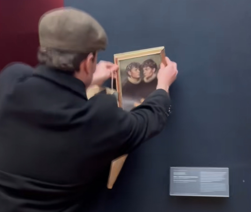  지난달 프랑스 루브르 박물관에서 1500억원 규모의 대낮 보석 절도 사건이 발생한 가운데 이번에는 틱톡커 2명에게 보안 시스템이 뚫려 또 한 번 보안에 구멍을 드러냈다./사진=틱톡 갈무리