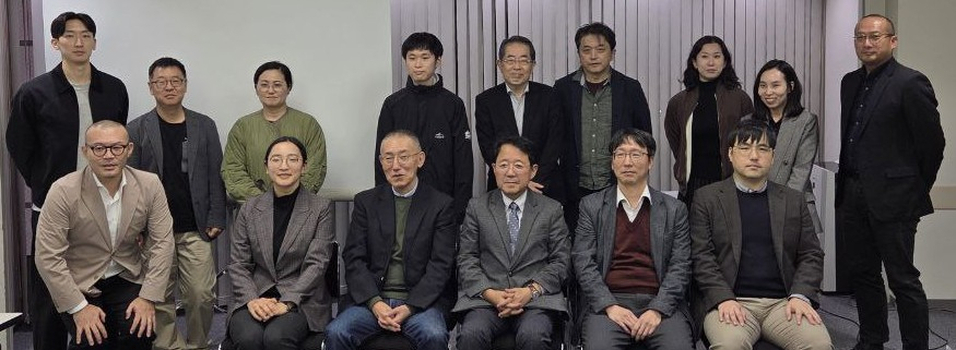 지난 15일 일본 후쿠오카에서 열린 한일국교정상화 60주년 기념 합동학술심포지엄 '해방 80년, 한일국교정상화 60년 한일관계의 과거, 현재, 미래'에 참석한 한국과 일본의 학자들이 기념촬영을 하고 있다. /사진=조철희 기자