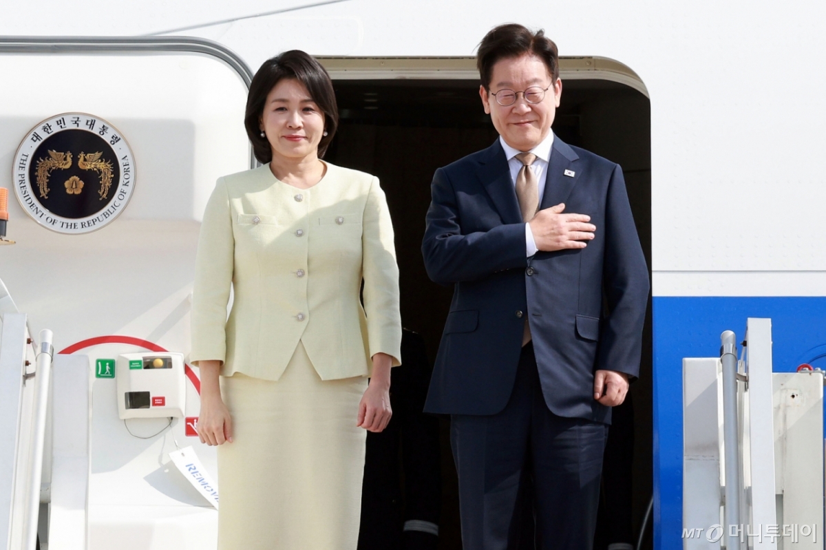 [쿠알라룸푸르=뉴시스] 고범준 기자 = 아세안 정상회의 일정을 마친 이재명 대통령과 김혜경 여사가 27일(현지 시간) 말레이시아 쿠알라룸푸르 국제공항에서 공군1호기에 탑승해 인사하고 있다. 2025.10.27. bjko@newsis.com /사진=고범준