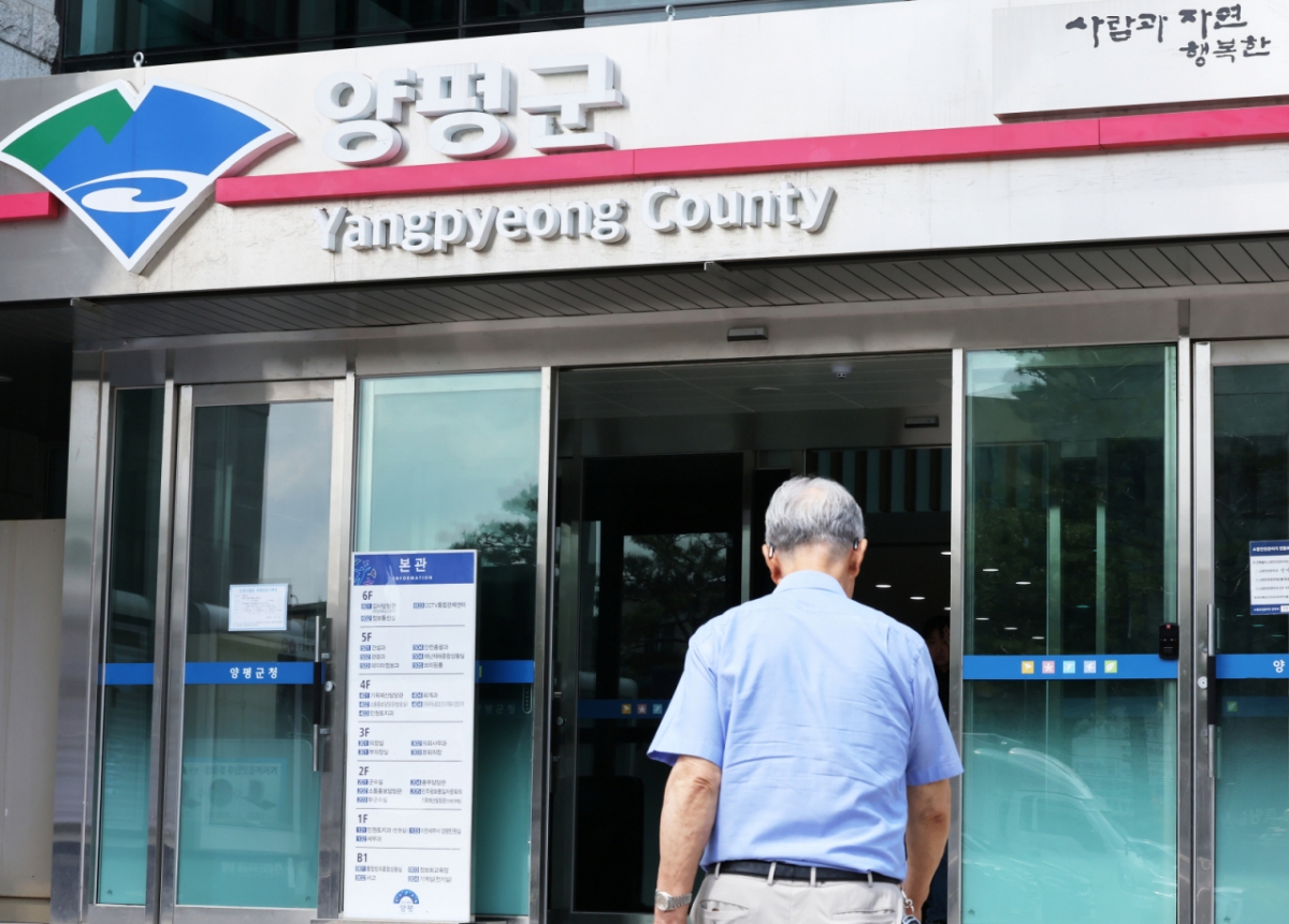 김건희 여사의 각종 의혹을 수사 중인 민중기 특별검사팀이 지난 8월22일 경기 양평군청에서 양평 고속도로 종점 노선 변경 의혹 사건 등과 관련해 압수수색을 진행하고 있다. /사진=뉴스1