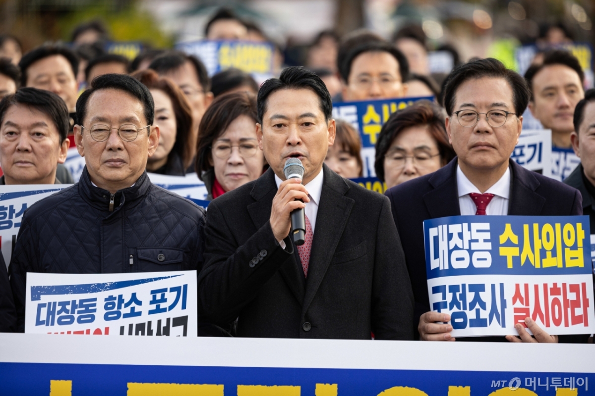 (서울=뉴스1) 이재명 기자 = 장동혁 국민의힘 대표가 17일 오전 서울 용산구 전쟁기념관 앞에서 열린 대장동 항소포기 외압 진상규명 국정조사 촉구 기자회견에서 규탄 발언을 하고 있다. 2025.11.17/뉴스1 Copyright © 뉴스1. All rights reserved. 무단 전재 및 재배포, AI학습 이용 금지. /사진=(서울=뉴스1) 이재명 기자