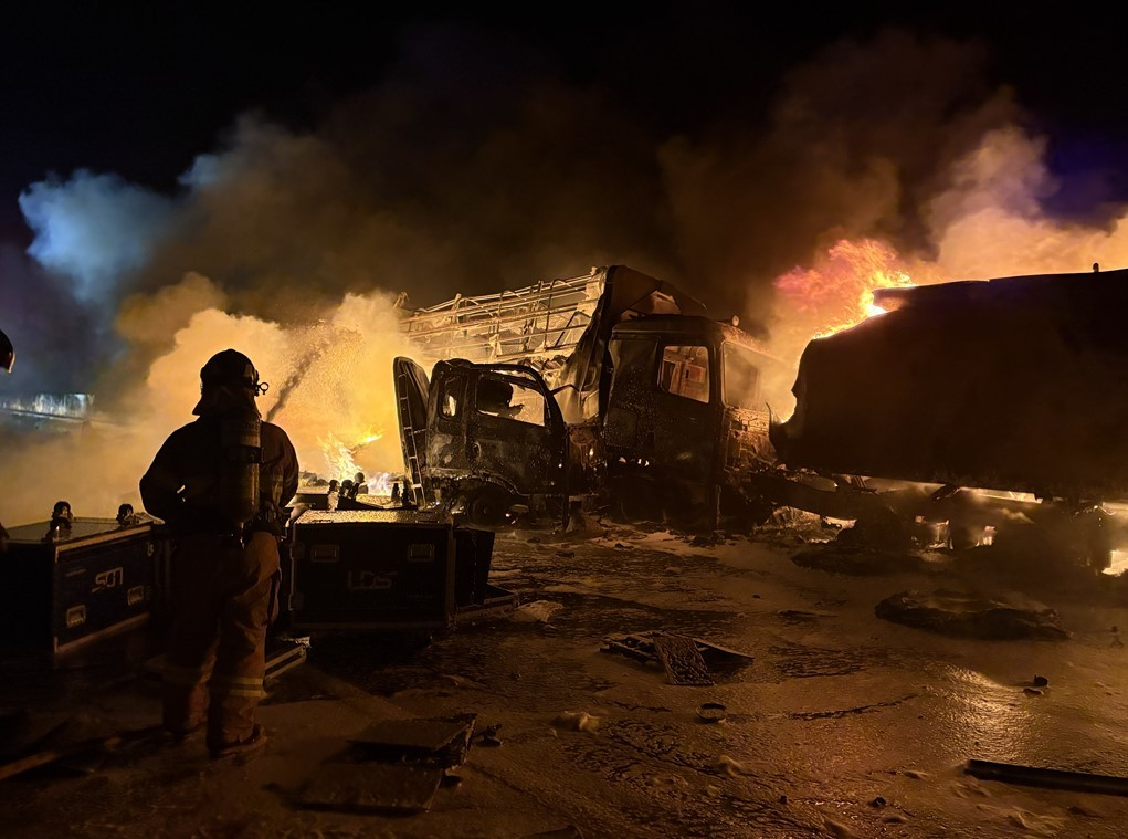 17일 오전 3시 10분쯤 경북 영천시 신녕면 상주영천고속도로 상주 방면 93.6㎞ 지점에서 26톤 탱크로리 차량이 앞서가던 화물차들을 잇달아 추돌하고 불이나 소방 당국이 진화하고 있다/사진=뉴스1