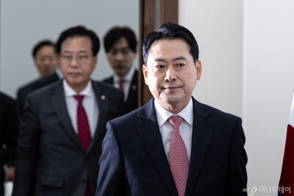 (서울=뉴스1) 이승배 기자 = 장동혁 국민의힘 대표가 17일 서울 여의도 국회에서 열린 최고위원회의에 참석하고 있다. 2025.11.17/뉴스1 Copyright © 뉴스1. All rights reserved. 무단 전재 및 재배포, AI학습 이용 금지. /사진=(서울=뉴스1) 이승배 기자