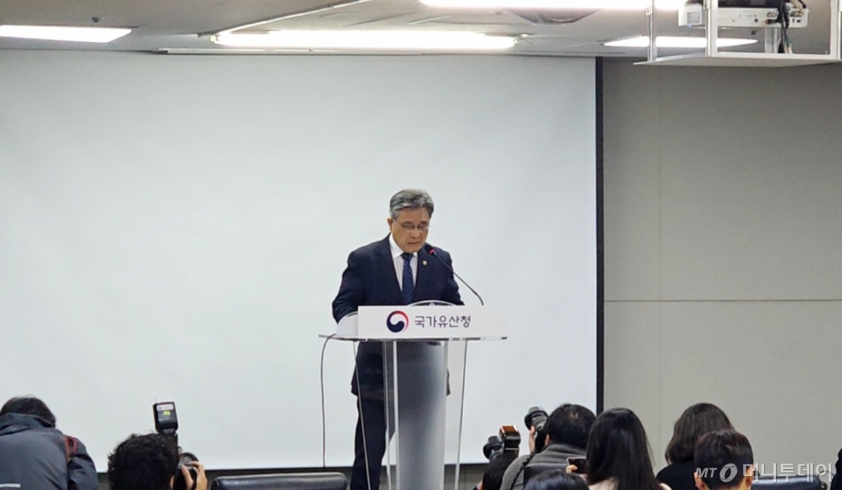 허민 국가유산청장이 17일 서울 종로구 고궁박물관에서 종묘 재개발 관련 유산청의 입장을 발표하고 있다. /사진 = 오진영 기자