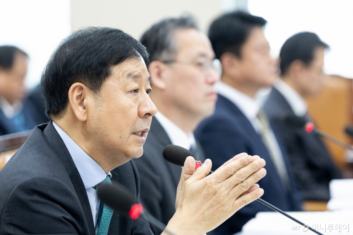 (서울=뉴스1) 이승배 기자 = 구윤철 경제부총리 겸 기획재정부 장관이 17일 서울 여의도 국회에서 열린 제429회국회(정기회) 기획재정위원회 제7차 전체회의에 출석해 예산안 관련 답변을 하고 있다. 2025.11.17/뉴스1  Copyright © 뉴스1. All rights reserved. 무단 전재 및 재배포,  AI학습 이용 금지. /사진=(서울=뉴스1) 이승배 기자