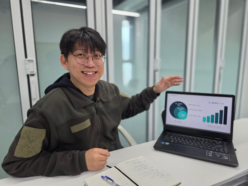 개발 기술인 '몰입형 AI 캐릭터'에 대해 설명하고 있는 이상윤 대표./사진=이민호기자 