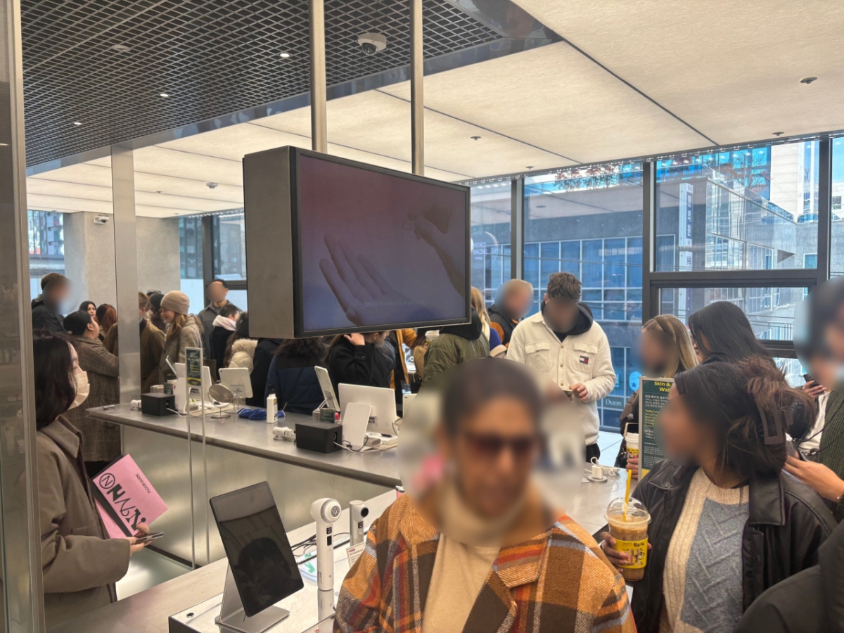 올리브영N 성수  4층의 뷰티케어 서비스 공간에 몰린 외국인 고객들 모습. /사진=하수민기자 