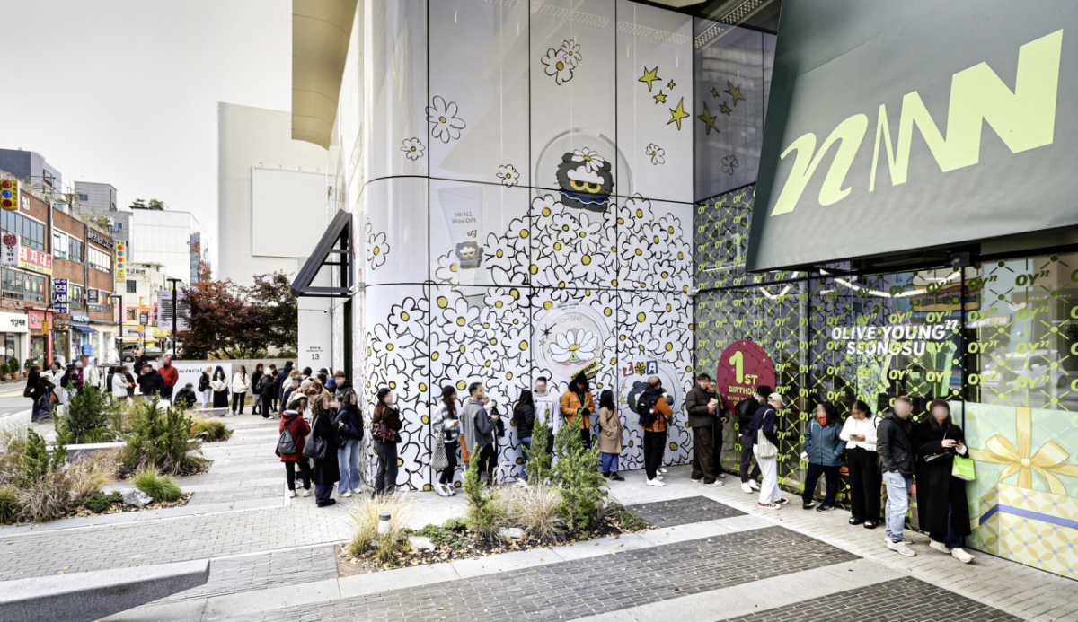 17일 오전 서울 성수동 '올리브영N 성수'. 오픈 전임에도 외국인 관광객들이 입장을 위해 길게 줄을 서서 기다리고 있는 모습. /사진제공=올리브영. 