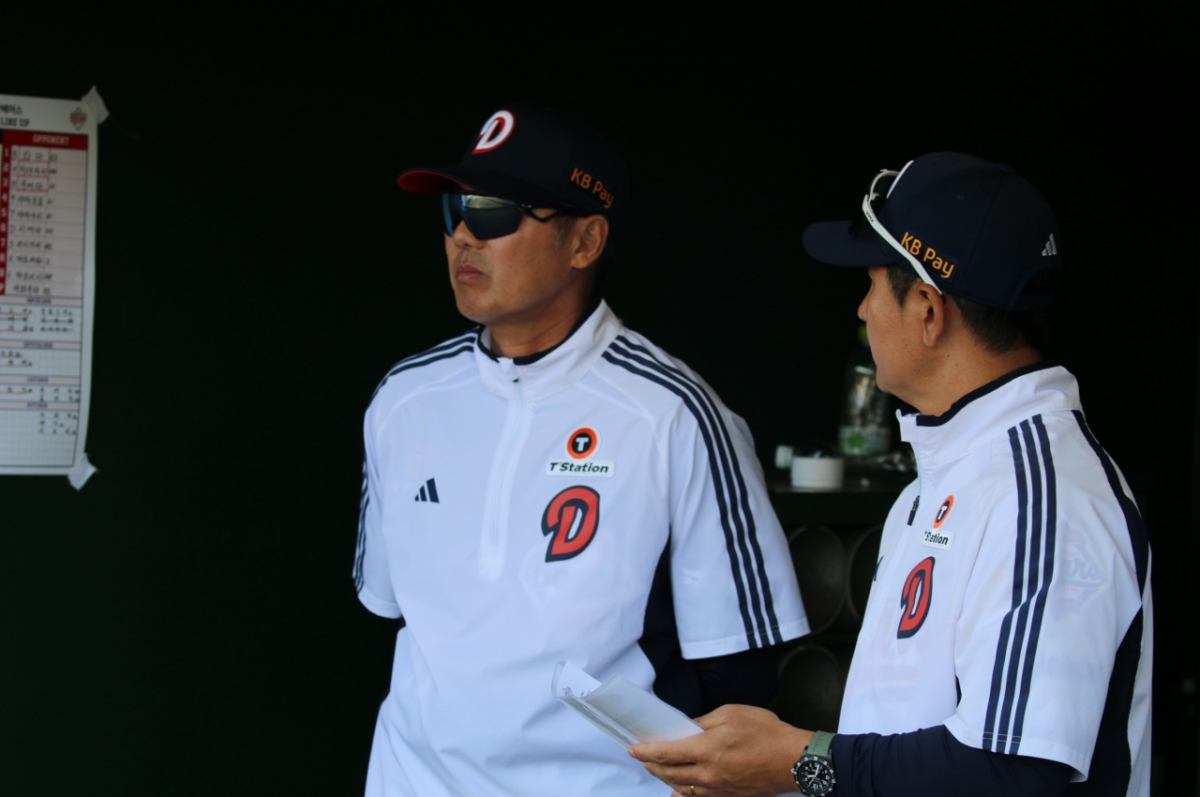 김원형(왼쪽) 두산 베어스 감독. /사진=두산 베어스 제공