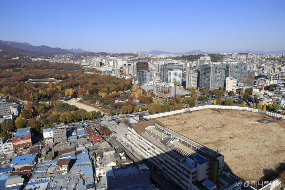 (서울=뉴스1) 박정호 기자 = 국가유산청이 올해 안으로 유네스코 세계유산 종묘 일대를 '세계유산지구'로 지정 고시와 관련 행정 절차를 마치고, 서울시에 세계유산영향평가를 요청할 계획이라고 밝혔다. 다만 서울시는 세운4구역이 종묘로부터 100m 이상 떨어져 있어 영향평가 대상이 될 수 없다는 입장을 고수하며 맞서고 있다. 사진은 이날 오후 서울 종로구 종묘와 세운 4구역 재개발 공사 현장 모습. 2025.11.14/뉴스1 Copyright © 뉴스1. All rights reserved. 무단 전재 및 재배포, AI학습 이용 금지. /사진=(서울=뉴스1) 박정호 기자