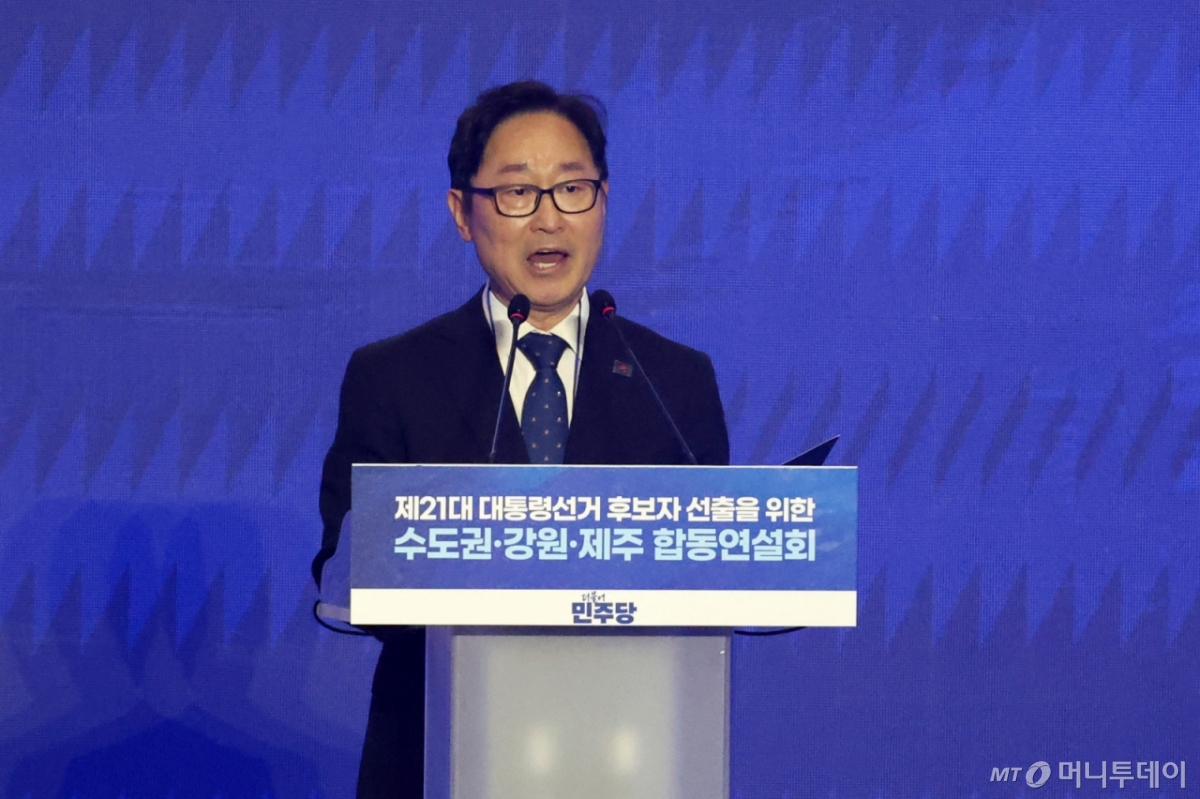 [고양=뉴시스] 조성우 기자 = 박범계 더불어민주당 중앙당선거관리위원장이 27일 경기도 고양시 킨텍스에서 열린 제21대 대통령 선거 후보자 선출을 위한 수도권·강원·제주 합동연설회에서 개회선언을 하고 있다. 2025.04.27. xconfind@newsis.com /사진=조성우