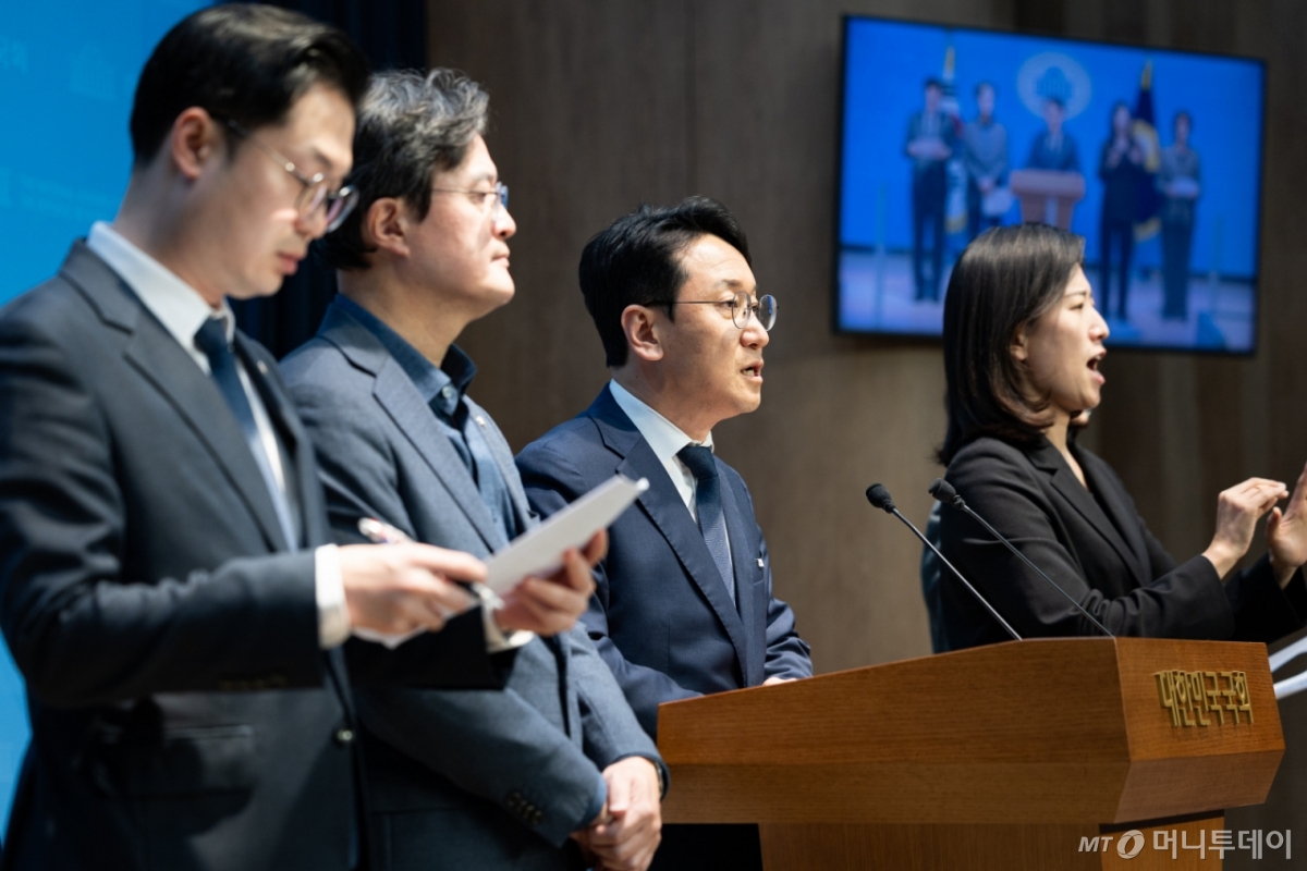 (서울=뉴스1) 유승관 기자 = 천준호 더불어민주당 오세훈 시정실패 정상화 TF 단장을 비롯한 의원들이 17일 서울 여의도 국회 소통관에서 오세훈 서울시장 한강버스 운항 전면 중단 촉구 기자회견을 하고 있다. 2025.11.17/뉴스1  Copyright © 뉴스1. All rights reserved. 무단 전재 및 재배포,  AI학습 이용 금지. /사진=(서울=뉴스1) 유승관 기자