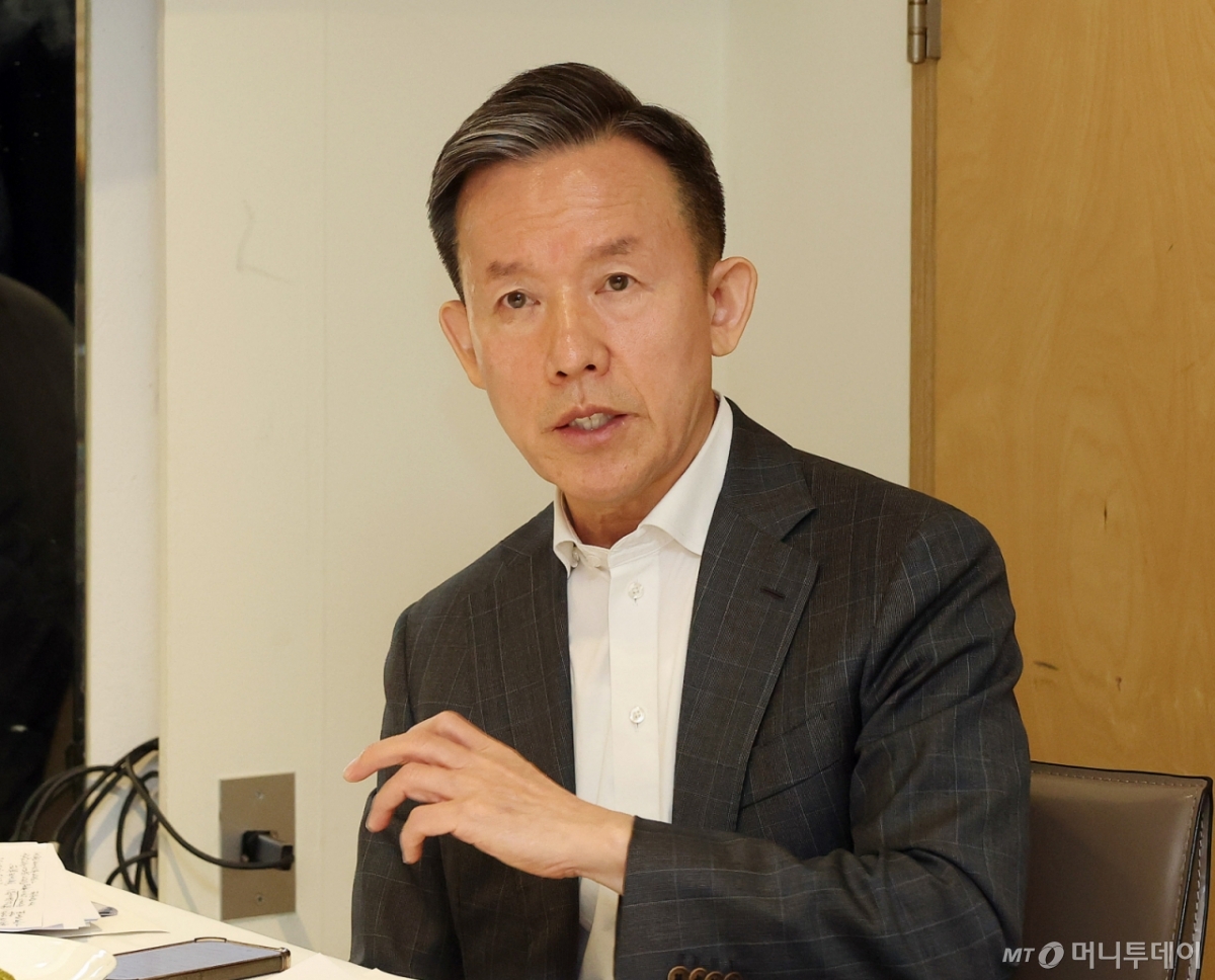 지난 17일 서울 중구 '컨퍼런스하우스 달개비'에서 열린 글로벌코리아인사이츠(이사장 백용호 머니투데이 상임고문) 고문단  2차 좌담회에서 최현만 전 미래에셋증권 회장이 발언하고 있다. /사진=김창현