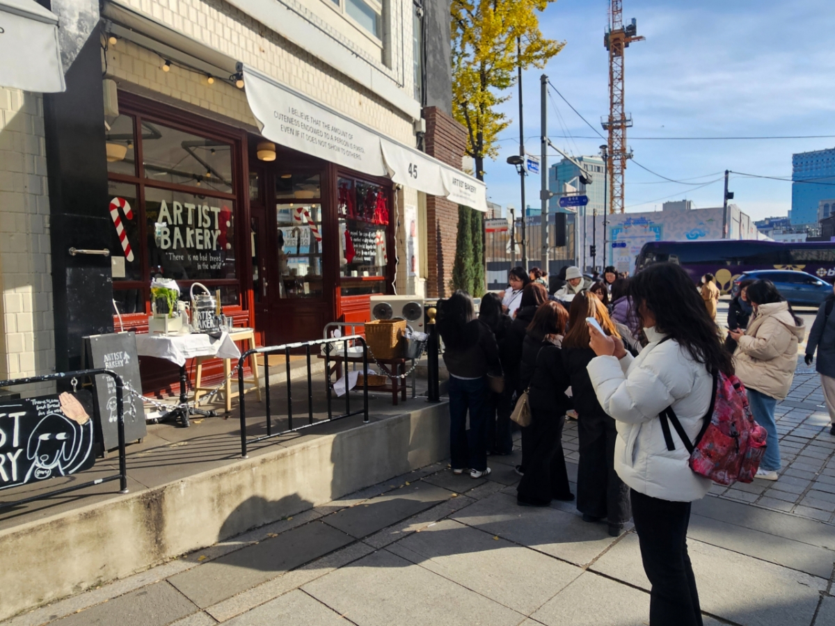 17일 오후 서울 종로구의 한 베이글 가게에 외국인 관광객들이 줄을 선 모습./사진=박상혁 기자.