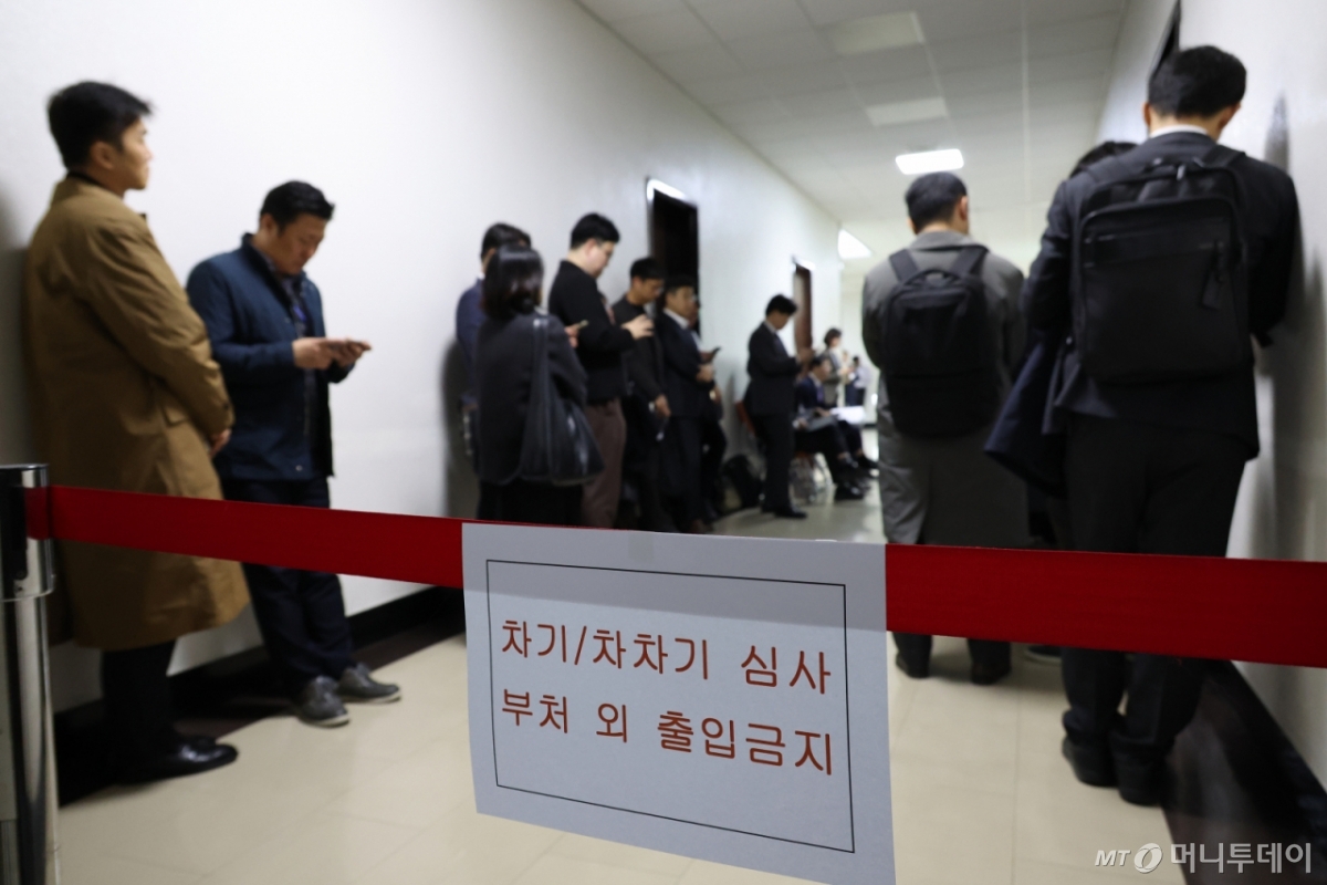 [서울=뉴시스] 김금보 기자 = 정부부처 관계자들이 17일 서울 여의도 국회 예산안조정소위원회 회의실 앞에서 2026년도 예산안 등에 대한 심사 순서를 기다리고 있다. 2025.11.17. kgb@newsis.com /사진=김금보