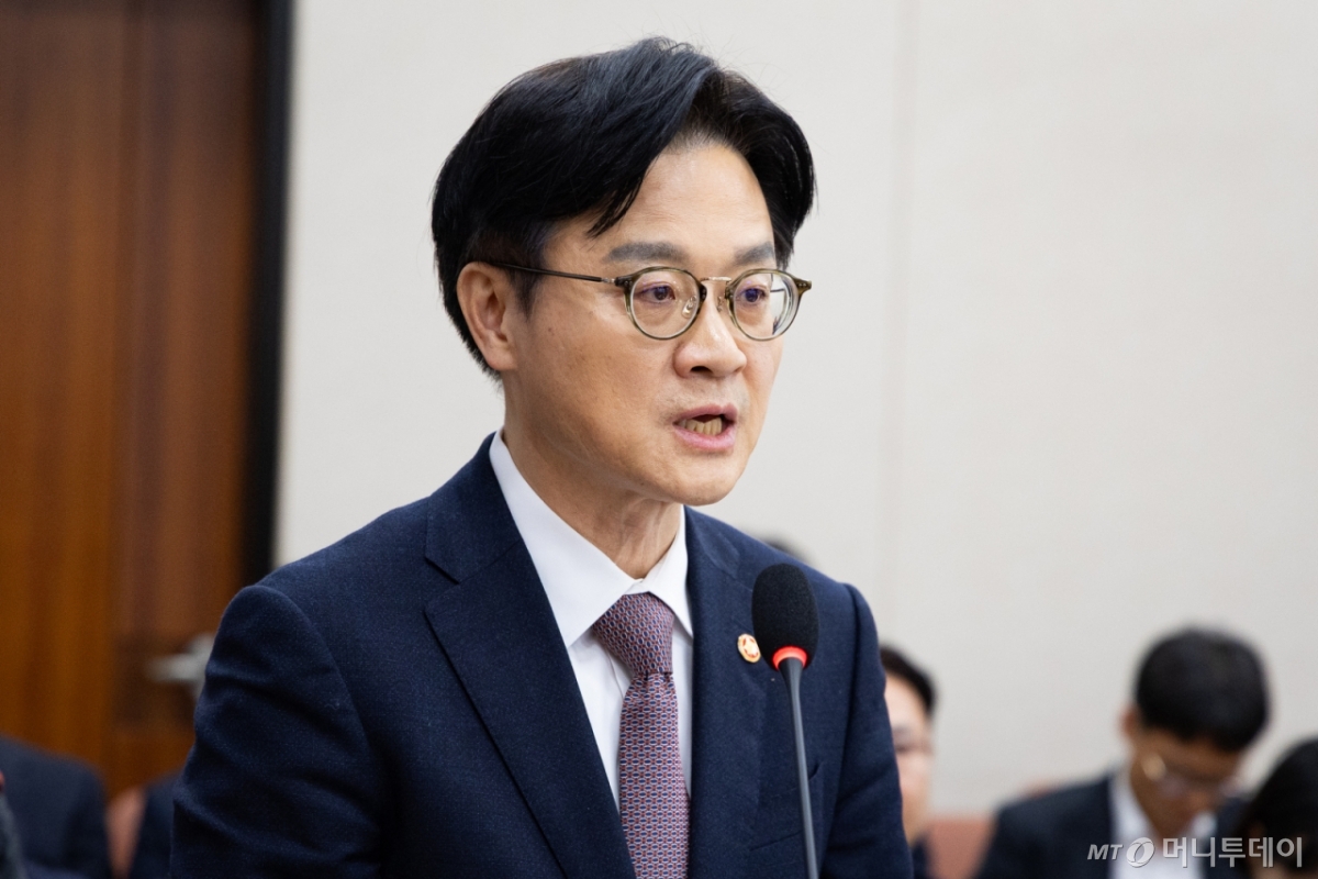 김정관 산업통상부 장관이 17일 서울 여의도 국회에서 열린 제429회 국회(정기회) 산업통상자원중소벤처기업위원회 제7차 전체회의에서 2026년도 예산안 의결에 대한 정부측 인사를 하고 있다. 2025.11.17/사진=뉴스1 Copyright © 뉴스1. All rights reserved. 무단 전재 및 재배포, AI학습 이용 금지.