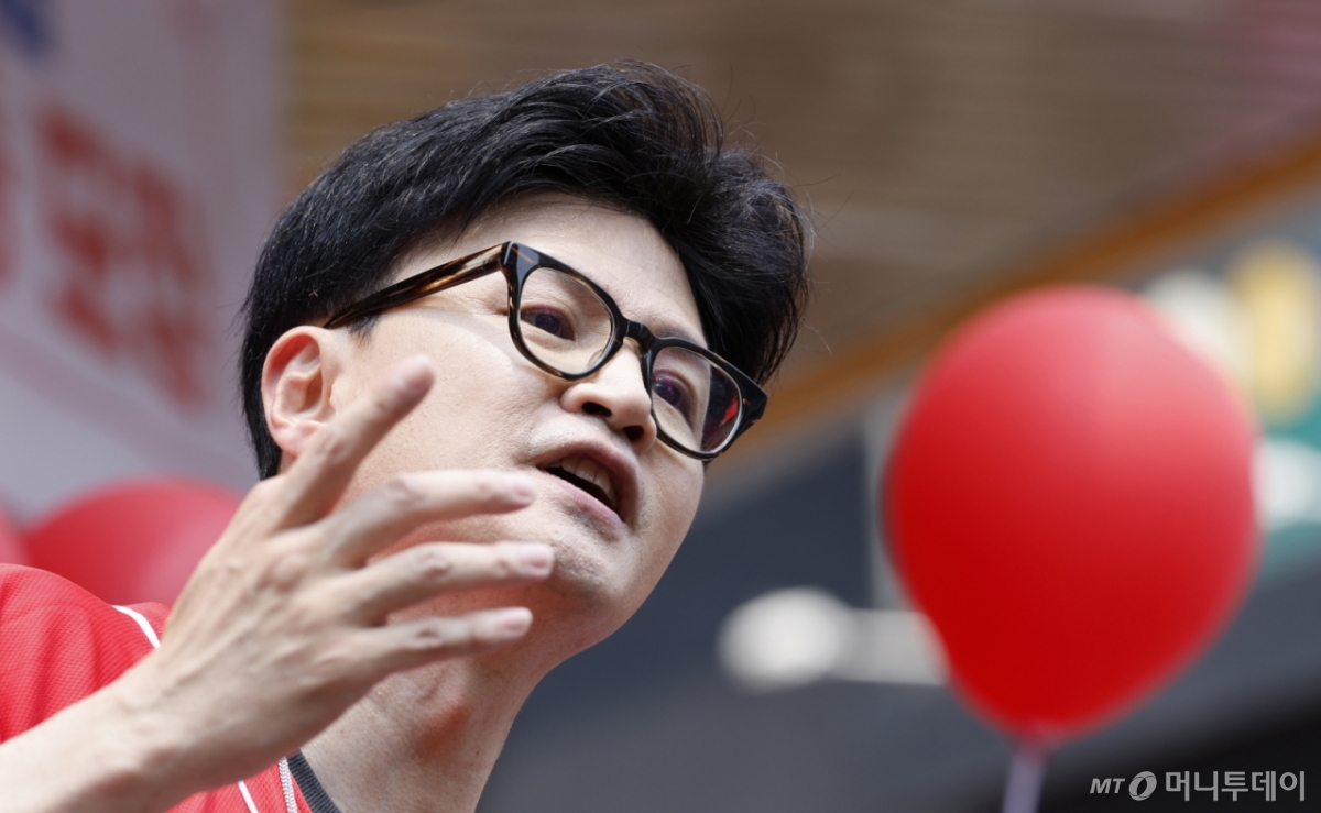 (광주=뉴스1) 김태성 기자 = 한동훈 국민의힘 전 대표가 제21대 대통령 선거 사전투표 첫날인 29일 광주 동구 충장로 우체국앞에서 국민의힘 지지를 호소하고 있다. 2025.5.29/뉴스1  Copyright © 뉴스1. All rights reserved. 무단 전재 및 재배포,  AI학습 이용 금지. /사진=(광주=뉴스1) 김태성 기자