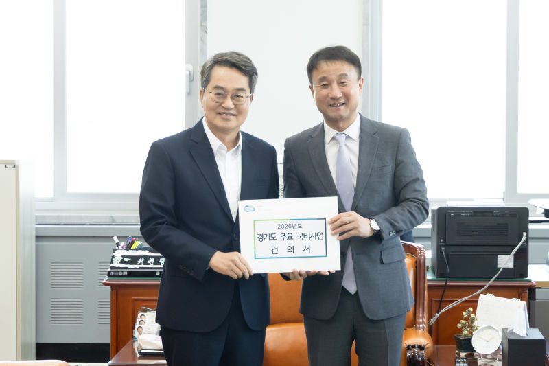 17일 김동연 경기도지사가 국회를 찾아 한병도 예산결산특별위원회 위원장을 만나 일산대교 전면 무료화 등 국비 지원을 요청했다./사진제공=경기도