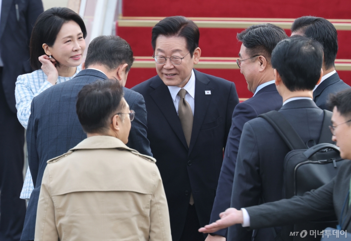 (성남=뉴스1) 이광호 기자 = 이재명 대통령이 17일 오전 주요 20개국(G20) 정상회의 참석을 계기로 아프리카와 중동 등 4개국 순방을 위해 경기 성남 서울공항에서 출국하기 전 김병기 더불어민주당 원내대표와 악수하고 있다. 2025.11.17/뉴스1  Copyright © 뉴스1. All rights reserved. 무단 전재 및 재배포,  AI학습 이용 금지. /사진=(성남=뉴스1) 이광호 기자