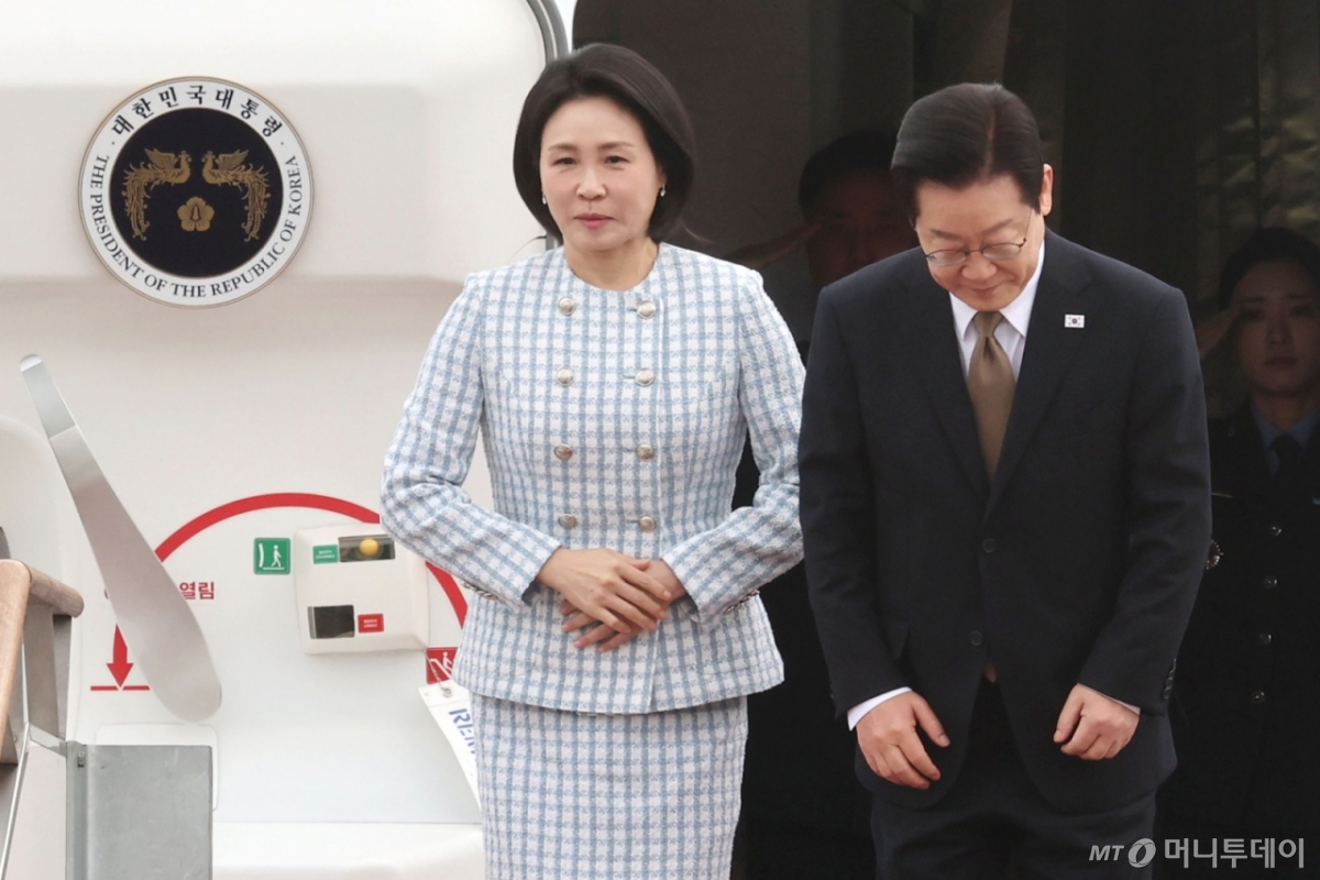 (성남=뉴스1) 이광호 기자 = 이재명 대통령과 김혜경 여사가 17일 오전 주요 20개국(G20) 정상회의 참석을 계기로 아프리카와 중동 등 4개국 순방을 위해 경기 성남 서울공항을 통해 출국하며 인사하고 있다. 2025.11.17/뉴스1  Copyright © 뉴스1. All rights reserved. 무단 전재 및 재배포,  AI학습 이용 금지. /사진=(성남=뉴스1) 이광호 기자