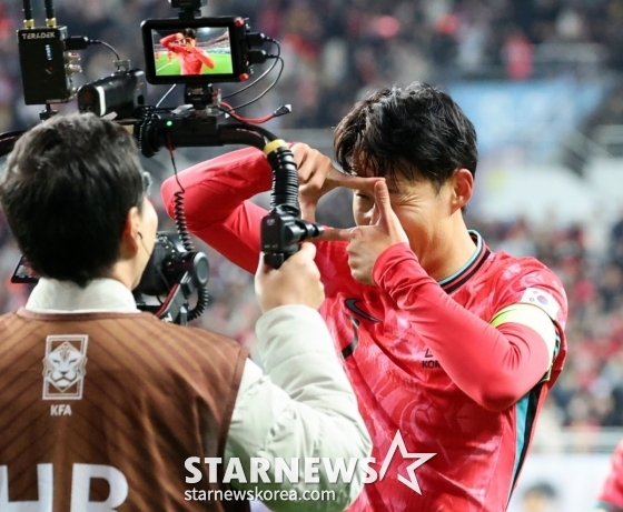 손흥민이 14일 오후 8시 대전월드컵경기장에서 열린 볼리비아(76위)와 친선경기에서 선제골을 넣고 '찰칵' 세리머니하고 있다. /사진=강영조 선임기자