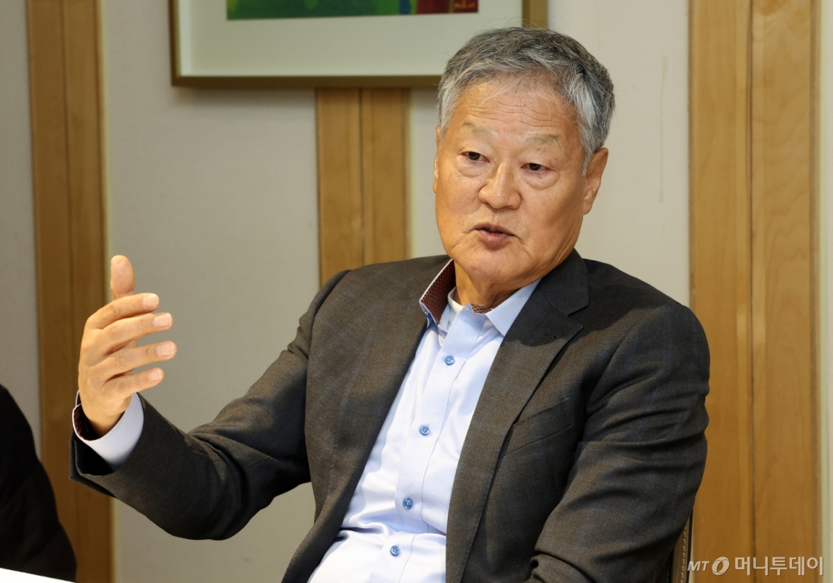 지난 17일 서울 중구 '컨퍼런스하우스 달개비'에서 열린 글로벌코리아인사이츠(이사장 백용호 머니투데이 상임고문) 고문단  2차 좌담회에서 최준근 전 한국HP 대표가 발언하고 있다. /사진=김창현