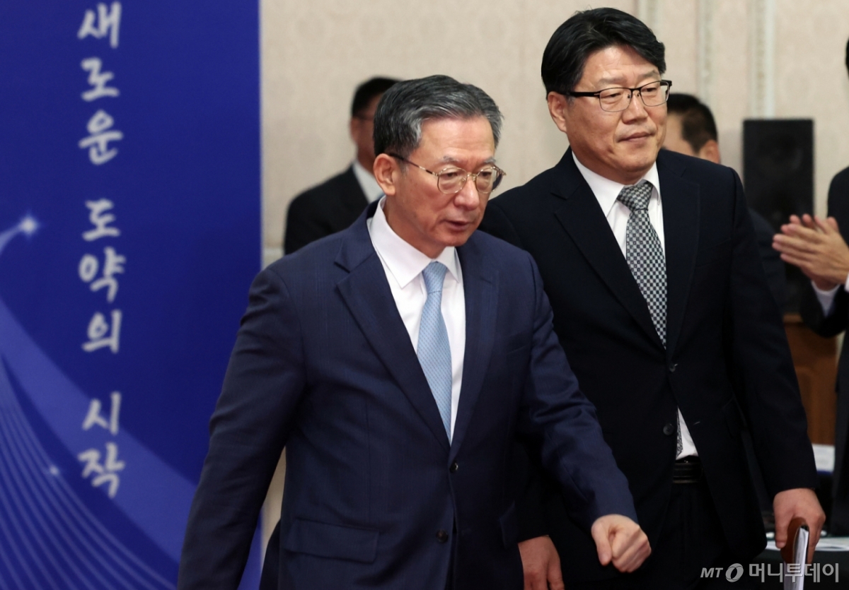 (과천=뉴스1) 김명섭 기자 = 정성호 법무부 장관이 17일 경기도 과천시 정부과천청사에서 열린 2025년 전국보호기관장 회의에서 참석자들과 인사를 하고 있다. 2025.11.17/뉴스1  Copyright © 뉴스1. All rights reserved. 무단 전재 및 재배포,  AI학습 이용 금지. /사진=(과천=뉴스1) 김명섭 기자