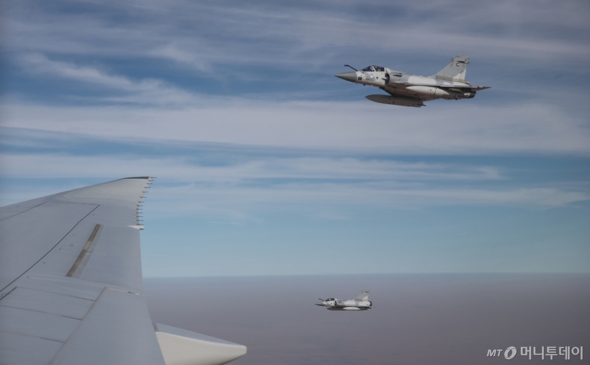 [아부다비=뉴시스] 최동준 기자 = 17일(현지 시간) UAE 측이 이재명 대통령이 탑승한 공군 1호기가 자국 영공에 진입하자 국빈 방문 예우 차원으로 전투기를 출격시켜 호위를 하고 있다. 2025.11.17. photocdj@newsis.com /사진=