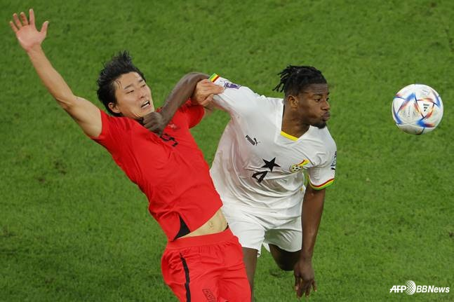 조규성(왼쪽)과 모하메드 살리수가 2022 국제축구연맹(FIFA) 카타르월드컵 경기 중 몸싸움을 벌이고 있다. /AFPBBNews=뉴스1