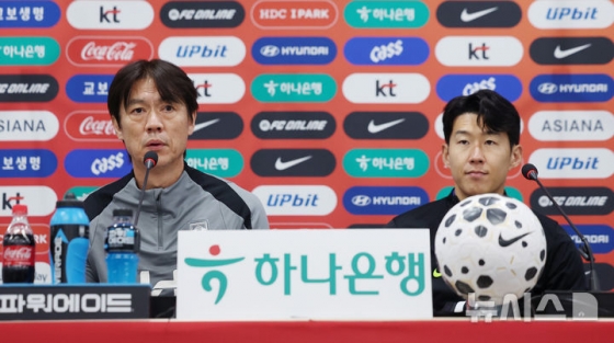 가나와 11월 A매치 경기 전 기자회견에 나선 홍명보(왼쪽) 감독과 손흥민. /사진=뉴시스