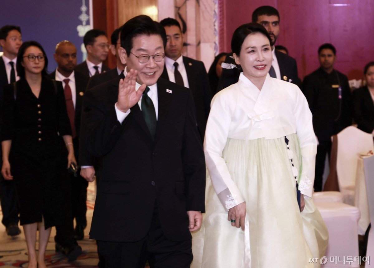 [아부다비=뉴시스] 최동준 기자 = 남아공 G20 정상회의 참석 차 아랍에미리트(UAE)를 국빈 방문한 이재명 대통령과 김혜경 여사가 17일(현지 시간) 아부다비의 한 호텔에서 열린 동포 만찬 간담회에 입장하고 있다. 2025.11.18. photocdj@newsis.com /사진=최동준