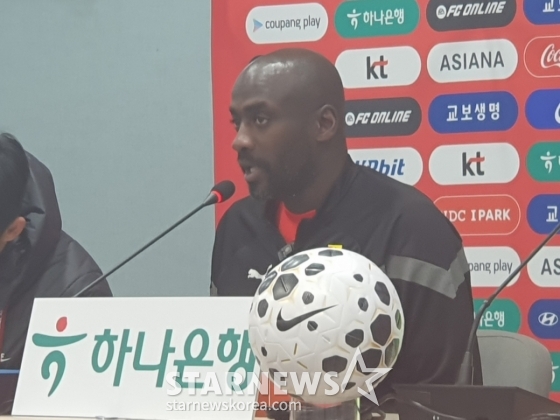 오토 아도 가나 축구대표팀 감독이 17일 서울월드컵경기장에서 열린 한국 대 가나의 친선경기 사전 기자회견에서 취재진 질문에 답하고 있다. /사진=박재호 기자