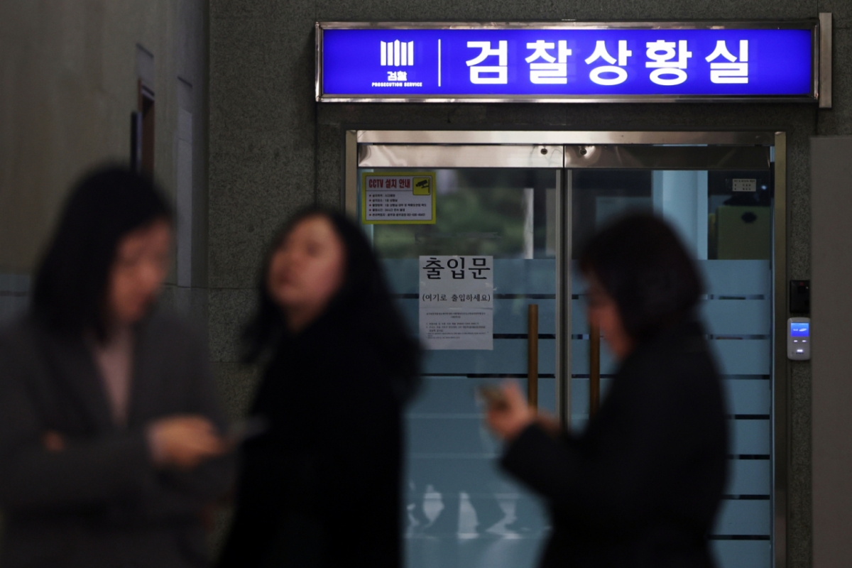 정부가 대장동 항소 포기 결정과 관련해 집단 입장문을 낸 전국 검사장들을 평검사로 인사 전보하는 방안을 검토하는 것으로 16일 확인됐다.   대통령실은 "법무부에 판단을 물어야 할 사안"이라는 입장을 내놨다. 사진은 이날 서울 서초구 중앙지방검찰청의 모습. /사진=뉴스1.