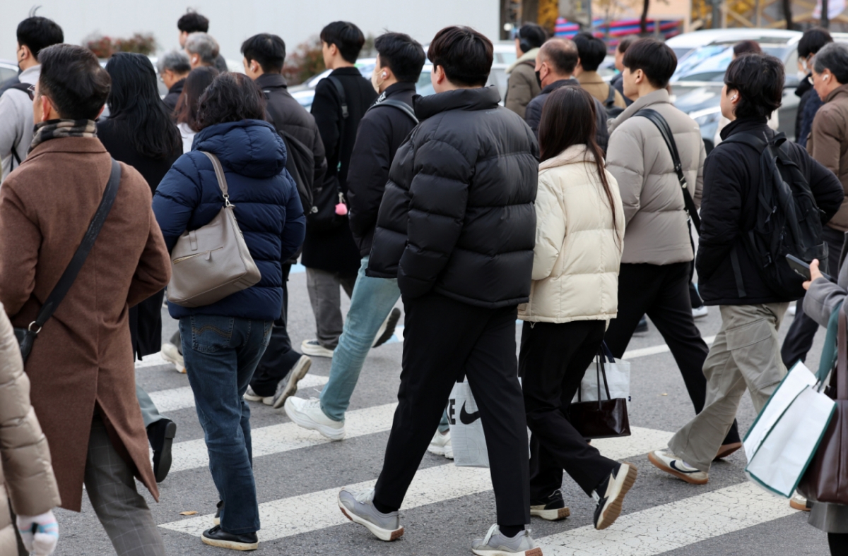 기온이 큰 폭으로 내려간 지난 17일 서울 종로구 광화문 네거리에서 두꺼운 옷을 입은 시민들이 출근길 발걸음을 재촉하고 있다./사진=뉴시스