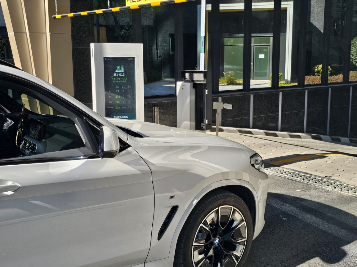  래미안 AI 주차장 입출차 사이니지 모습