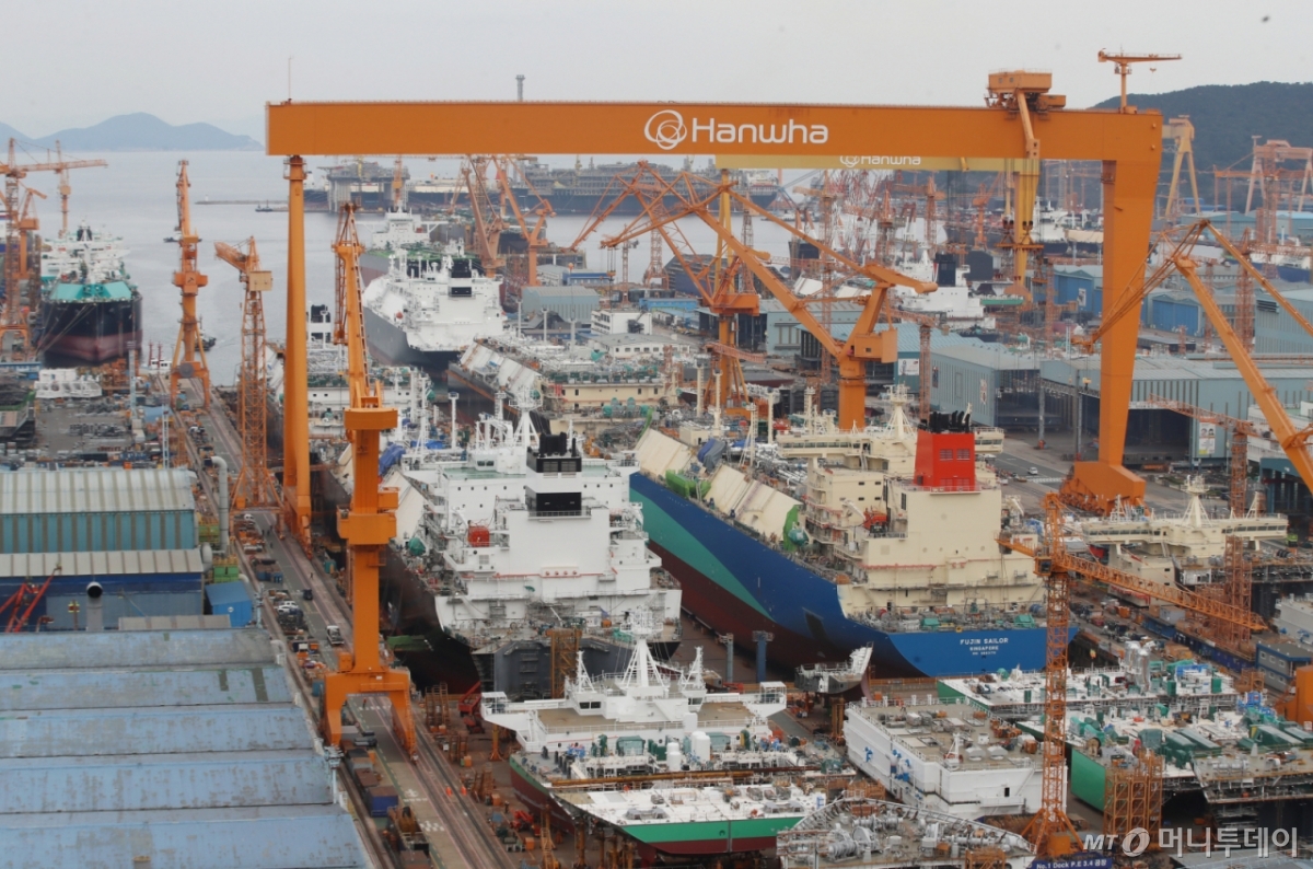 경남 거제사업장에 대형 크레인과 건조 중인 선박. 기사내용과 무관./사진=뉴스1. /사진=(거제=뉴스1) 윤일지 기자